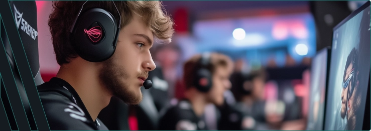 Um menino com fones de ouvido está sentado em frente ao computador jogando um jogo.